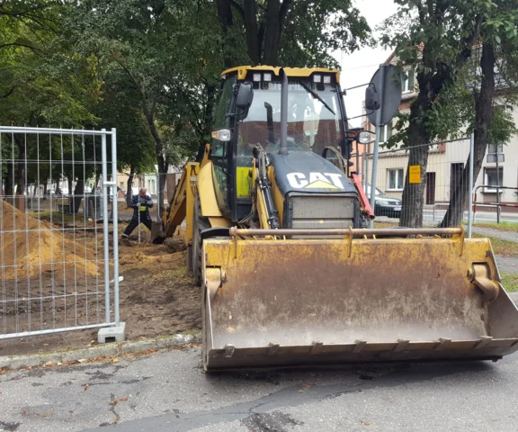 Ceny wynajmu maszyn budowlanych w Polsce 2026. Ile za wypożyczenie koparki czy ładowarki?