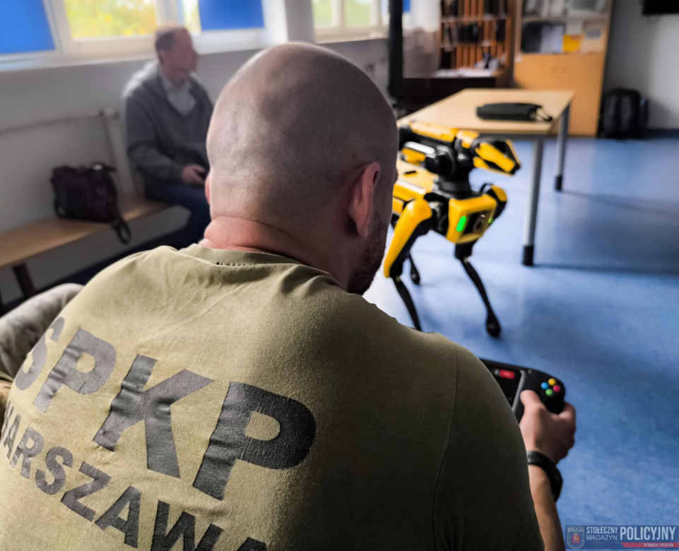 Ma cztery łapy, stalowe serce i właśnie podał łapę policjantowi. „Robopies” nowym hitem w służbach