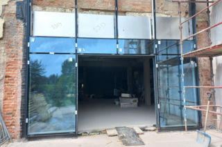 Na pływalni Akwawit w Lesznie montują przeszklenia