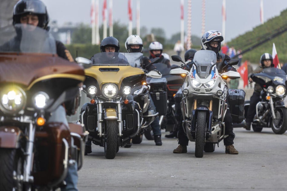 Motocyklowy Marsz Czarnej Brygady. Mundurowy rajd szlakiem 10. Brygady Kawalerii