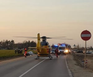 Dachowanie busa w Pamiątce. Auto zgniecione jak puszka