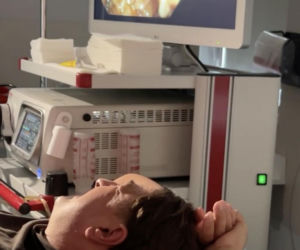 Lekarz zrobił sobie kolonoskopię na żywo