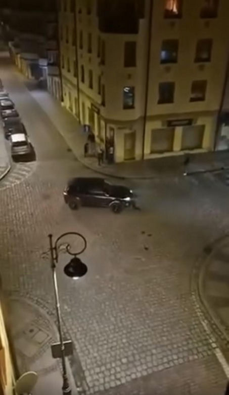 Głogów. Kierowca czarnego auta wjechał w tłum ludzi na chodniku. Policja zna właściciela samochodu [ZDJĘCIA].
