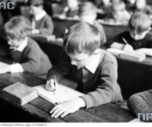 Zobaczcie, jak wyglądały lekcje w krakowskich szkołach prawie 100 lat temu! [ARCHIWALNE ZDJĘCIA]