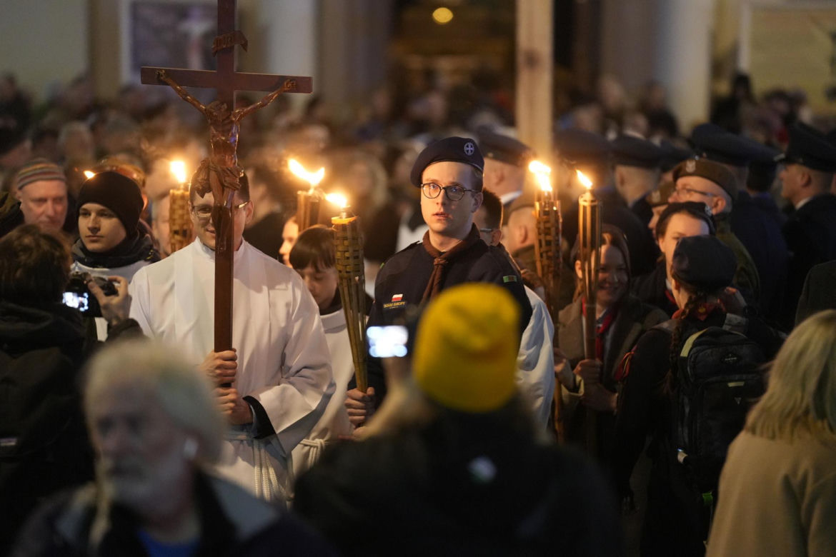 Tłumy wiernych przeszły przez stolicę. Centralną Drogę Krzyżową poprowadził kardynał Nycz