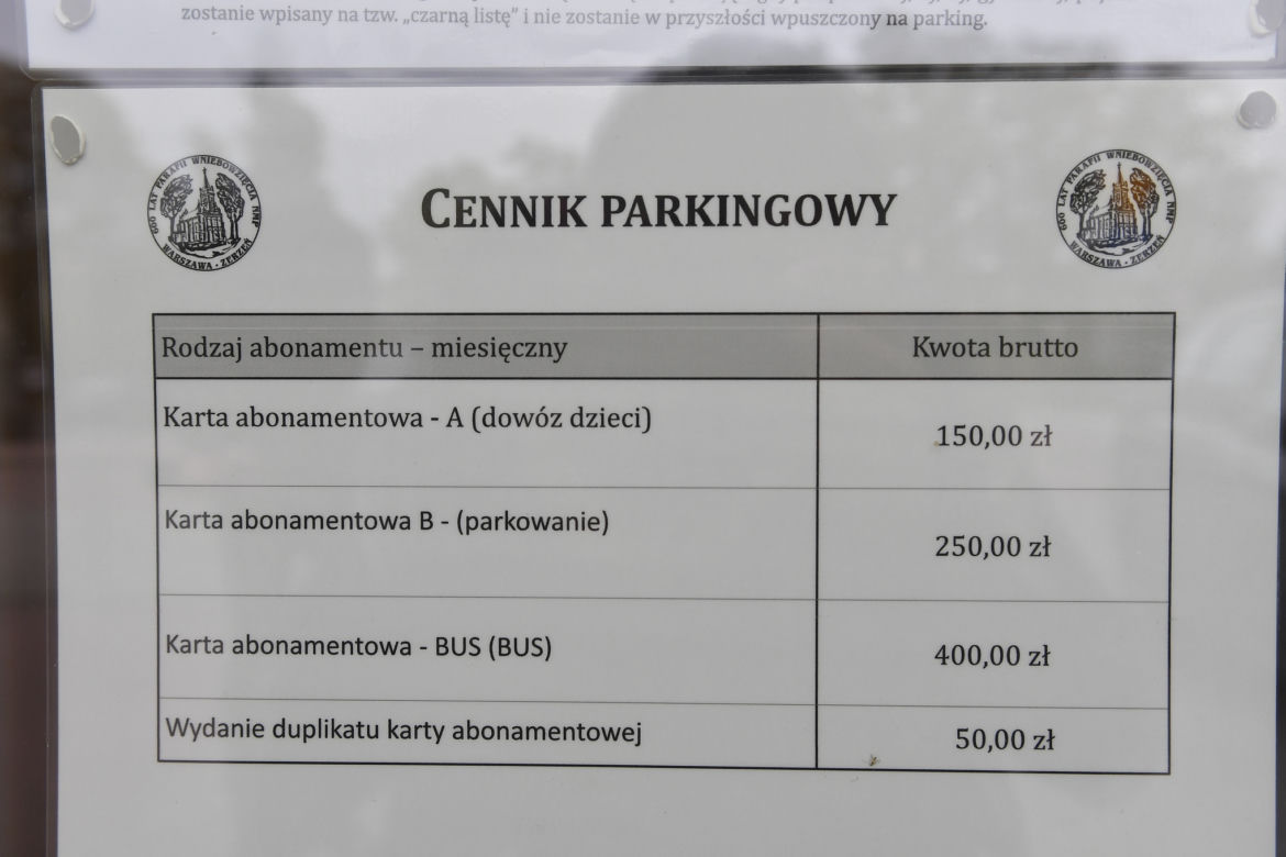 Rodzice puszczają dzieci na ulicę, bo… proboszcz wprowadził abonament za parking. "Gdzie teraz mamy parkować?"
