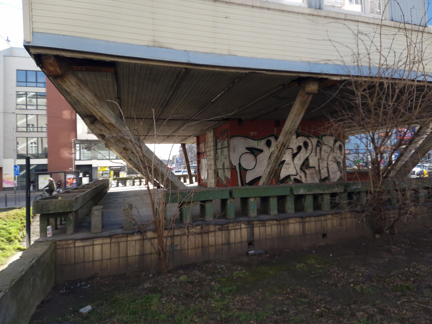 Trzonolinowiec - wieżowiec przy Kościuszki we Wrocławiu z lat 60. przed remontem