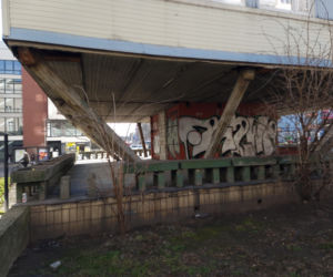 Trzonolinowiec - wieżowiec przy Kościuszki we Wrocławiu z lat 60. przed remontem