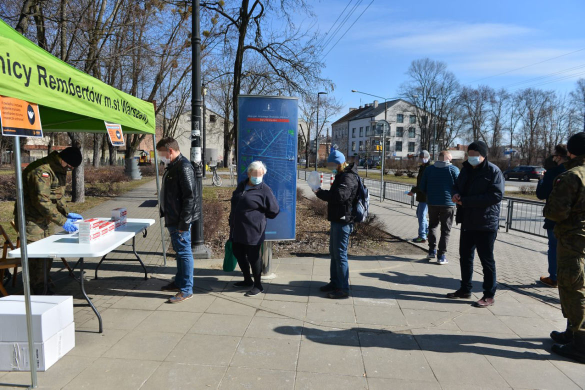 Szturm na darmowe maseczki w Warszawie