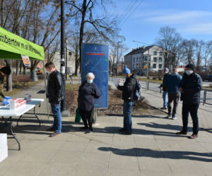 Szturm na darmowe maseczki w Warszawie