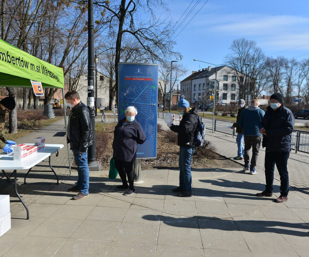 Szturm na darmowe maseczki w Warszawie
