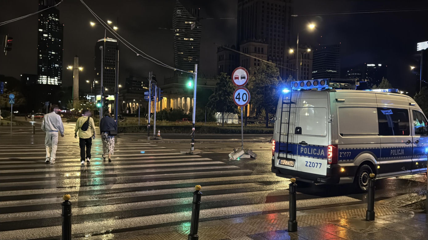 Pijany zmiótł kobietę na pasach i uciekł. Nocny dramat w sercu Warszawy