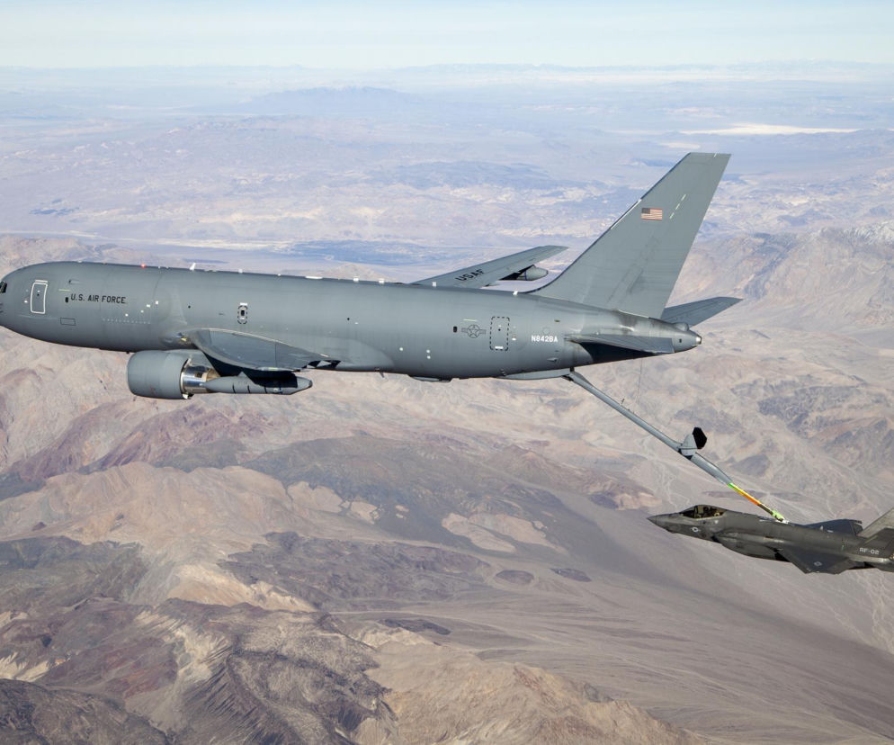 Samolot KC-46A Pegasus tankujący myśliwiec w locie nad górami. O sprzedaży maszyn do Kataru czytaj w SE Portal Obronny.