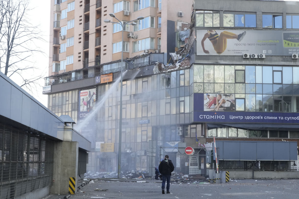Zniszczony blok mieszkalny w Kijowie