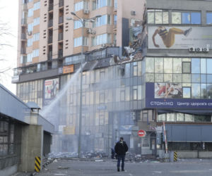 Zniszczony blok mieszkalny w Kijowie
