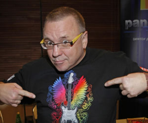 Jerzy Owsiak na przestrzeni lat. Tak zmieniał się jego charakterystyczny wizerunek