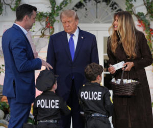 Cukierek albo psikus! Trump zaskoczył pod Białym Domem
