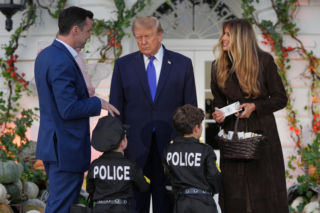 Cukierek albo psikus! Trump zaskoczył pod Białym Domem