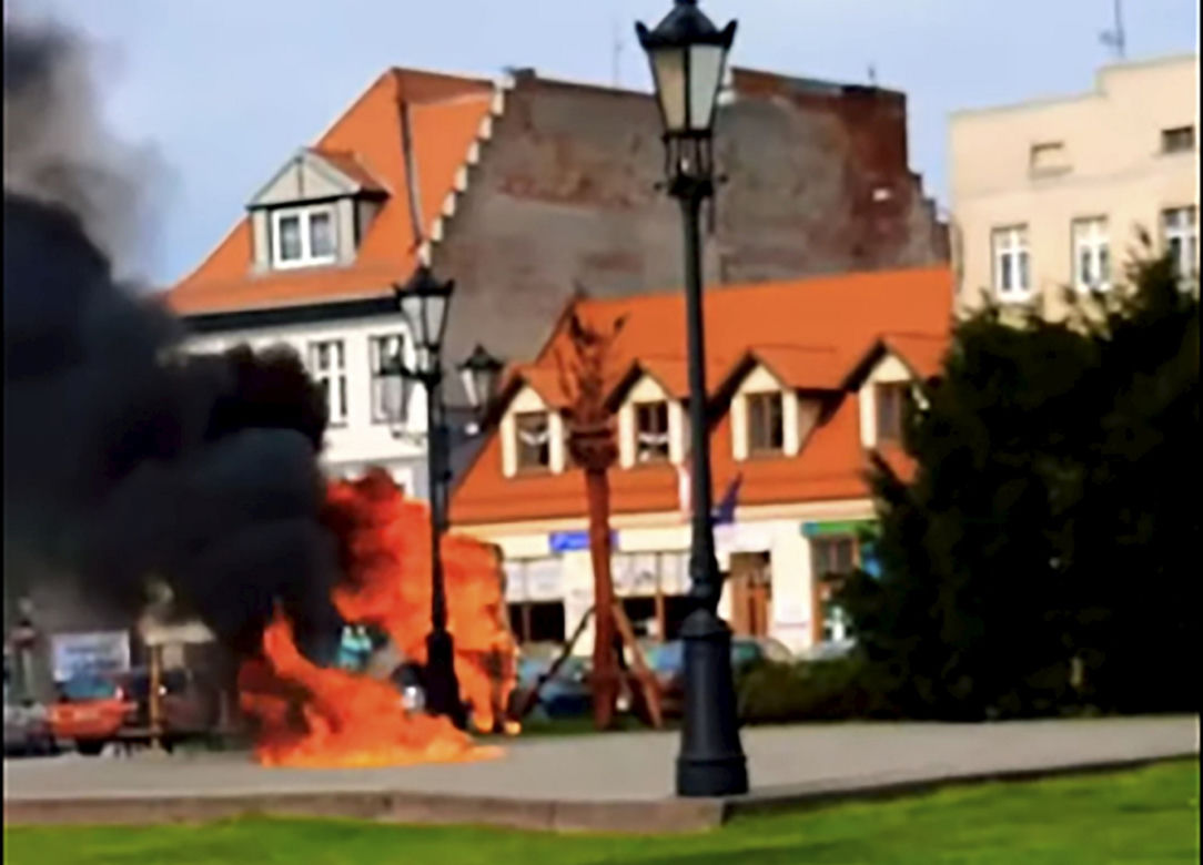 Młody mężczyzna płonął jak pochodnia na środku rynku. Horror w Strzelnie!