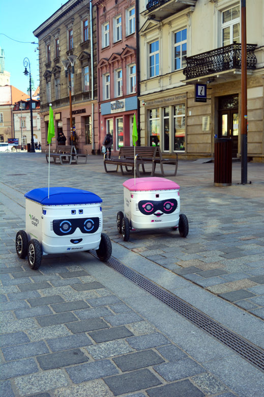  Warszawa miastem robotów. Parzą kawę, przynoszą paczki, dostarczają pizzę i śpiewają Sto lat