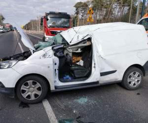 Samochód dostawczy zderzył się z koparką. Jedna osoba trafiła do szpitala