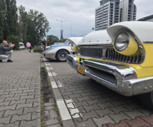 Motoryzacyjne legendy pod Torbydem. „Bydgoskie Klasyki Nocą” znów przyciągnęły tłumy