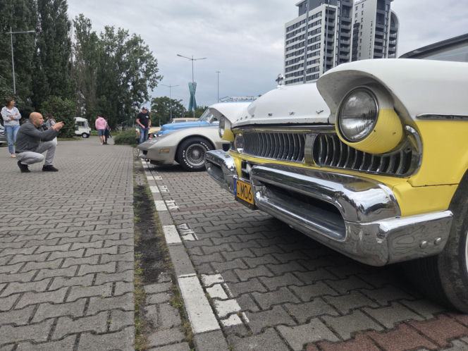 Motoryzacyjne legendy pod Torbydem. „Bydgoskie Klasyki Nocą” znów przyciągnęły tłumy