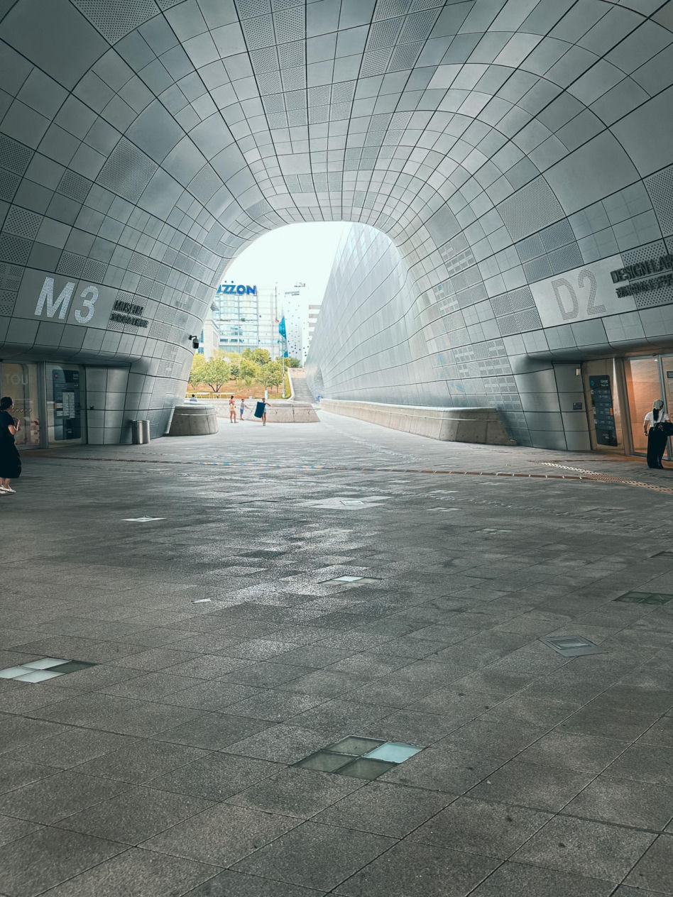 Zaha Hadid i jej Dongdaemun Design Plaza w Seulu