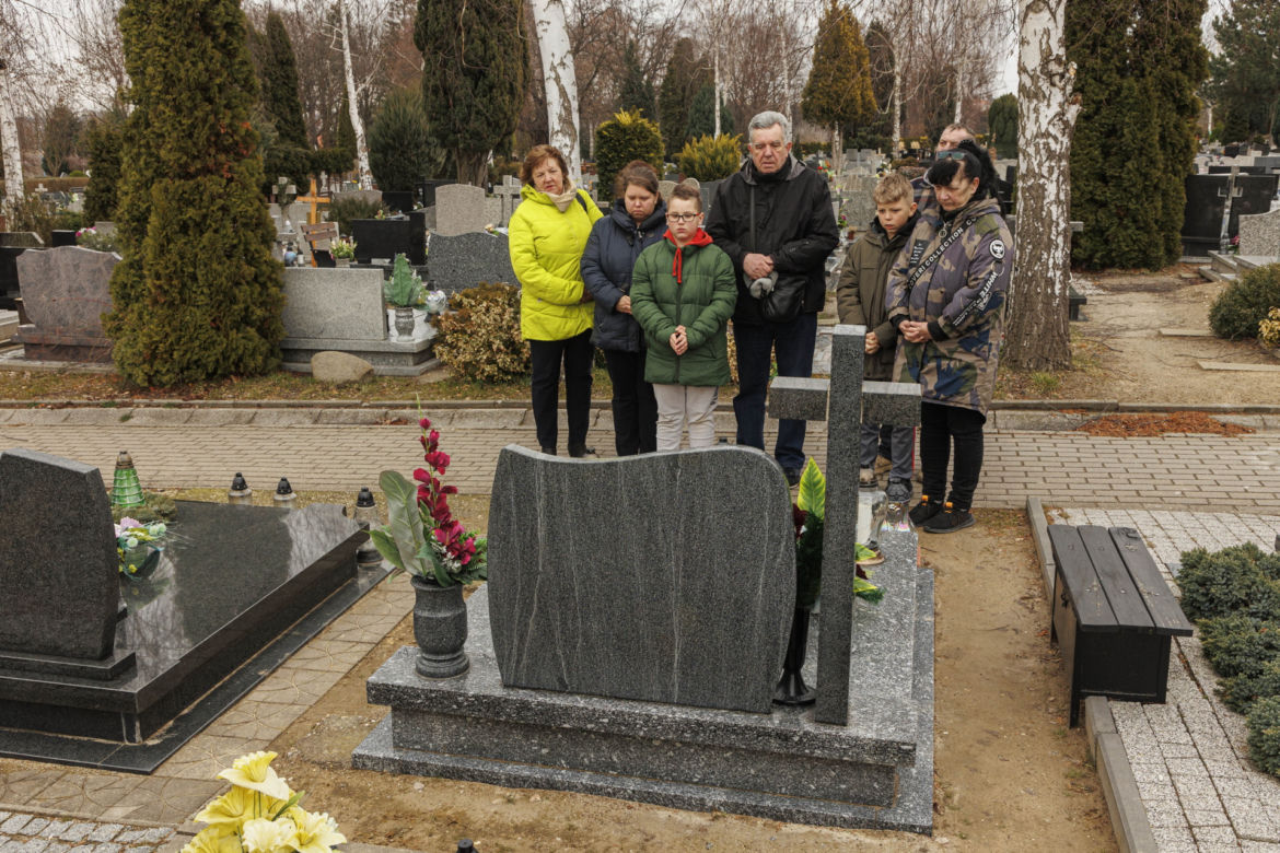 Dokwaterowali nieboszczyka do grobu mamy