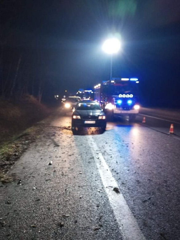 Poważny wypadek w gminie Obrowo koło Torunia. Auto dachowało