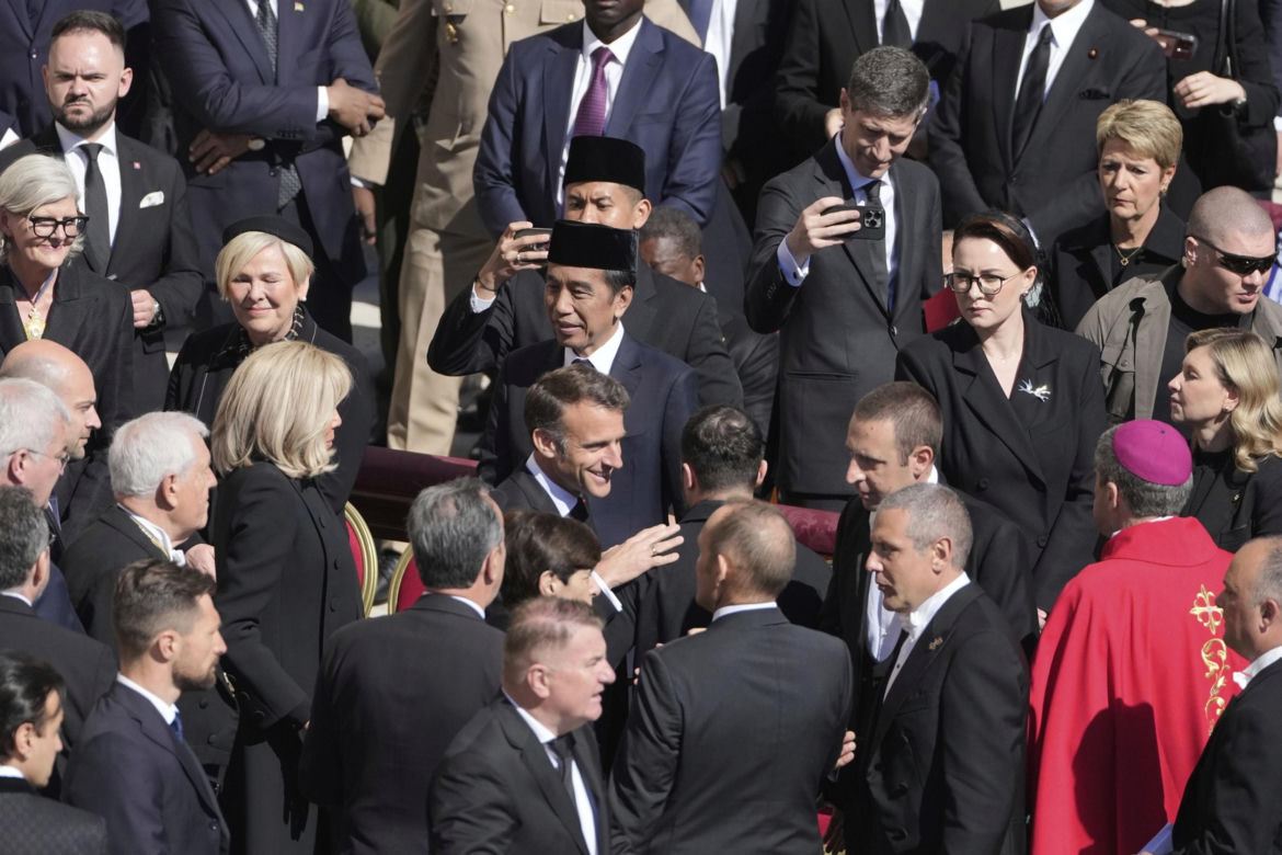 Gafy polityków na pogrzebie papieża Franciszka! Telefony i stroje