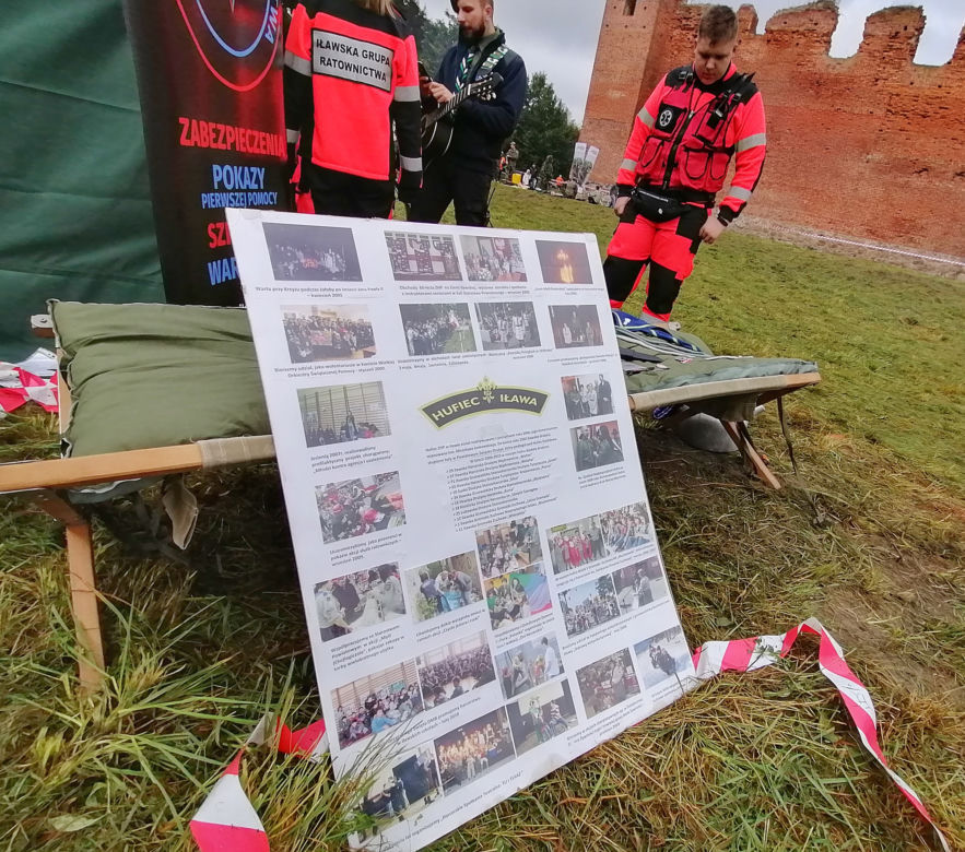 Pomarańczowi rowerzyści najechali zamek w Szymbarku