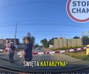 Szokujące wideo. Rodzice z dzieckiem uciekali po torach przed pędzącym pociągiem