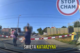 Szokujące wideo. Rodzice z dzieckiem uciekali po torach przed pędzącym pociągiem