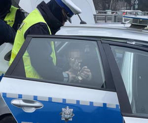 Pijany wsiadł za kółko. Zderzył sie z krawężnikiem