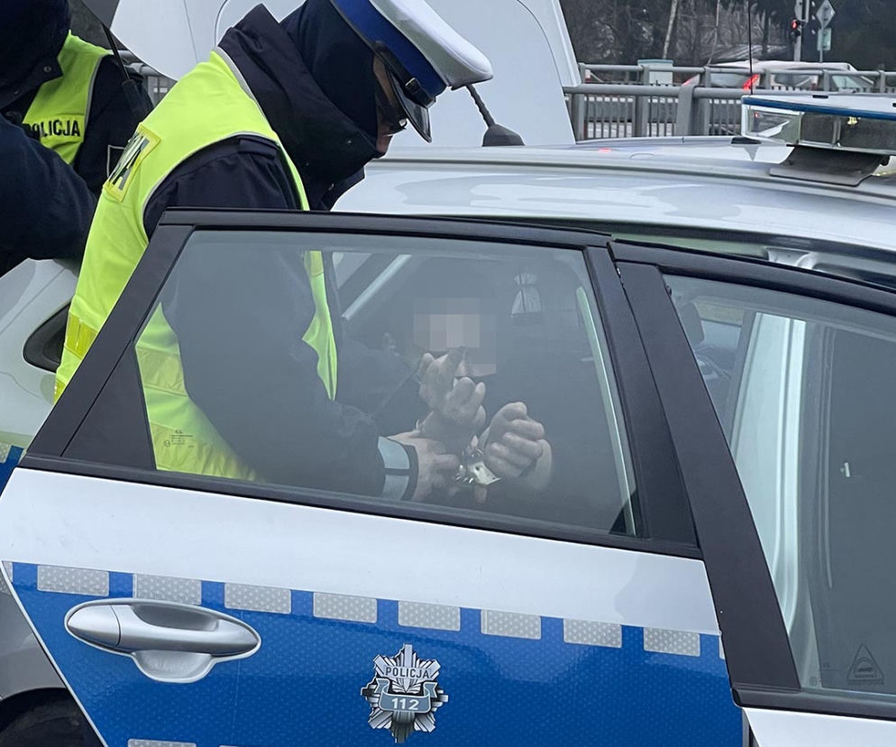 Pijany wsiadł za kółko. Zderzył sie z krawężnikiem