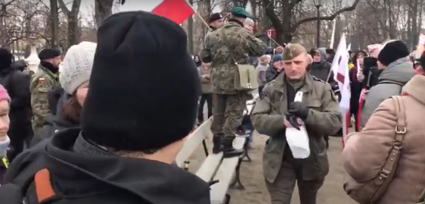 Chcieli protestować przeciwko obostrzeniom i szczepieniom. Przeszkodziła im policja