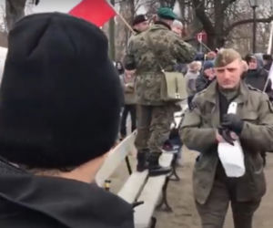 Chcieli protestować przeciwko obostrzeniom i szczepieniom. Przeszkodziła im policja
