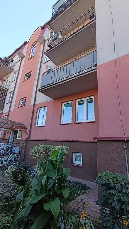 Niewiarygodne! 22-latek skoczył z drugiego piętra i uciekł do mieszkania. Co się stało w Siedlcach?