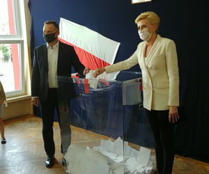 Andrzej Duda zagłosował w jednym z lokali w Krakowie wraz z Pierwszą Damą