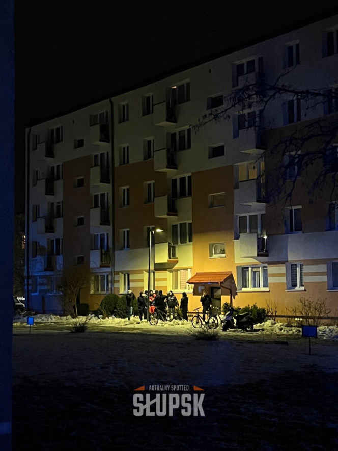 Dwa dni przed tragedią pozowali razem do zdjęcia. Dziś w mieszkaniu przy Bałtyckiej 3 nadal pracują śledczy