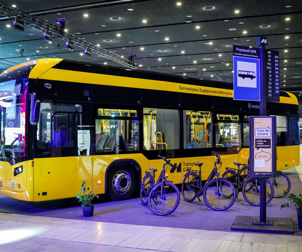 Żółto-czarny autobus wodorowy i rowery na Kongresie Nowej Mobilności w Katowicach. Więcej o wydarzeniu na Architektura.