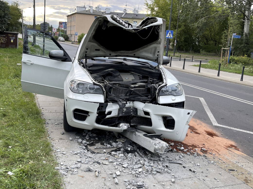 Wypadek Roberta Burneiki. Poważna kraksa, zniszczone auto