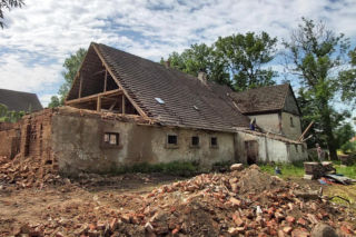 Dom kupili na spacerze do Lubomierza, zapłacili plecakiem pieniędzy a ekipę remontową zdobyli ciastem i jeszcze dostali nagrodę. Zobacz jak Marta i Przemek urządzili się w Milęcicach