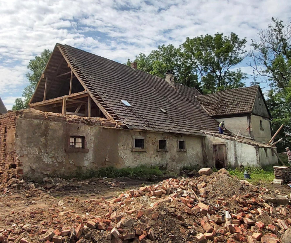 Zrujnowany dom w trakcie remontu dachu i ścian. O metamorfozie Wietorówki przeczytasz na Muratordom.
