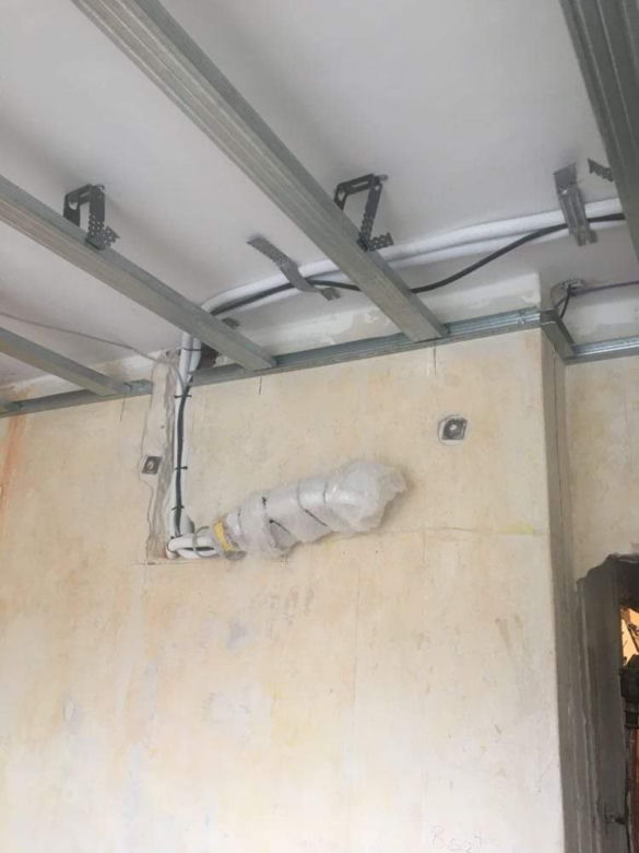 Kraków. Elektryk wziął zaliczkę, a prace utknęły. Niewidomy pan Kazimierz przez nierzetelnego fachowca nie może dokończyć remontu