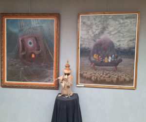 Surrealistyczne rzeźby zdobią ogród. Budzą niepokój i ciekawość