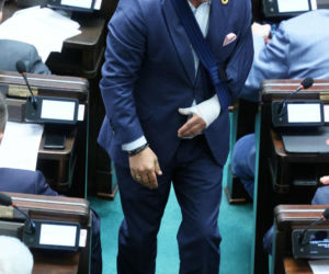 Poseł Paweł Śliz miał wypadek! Z ręką na temblaku pojawił się w Sejmie