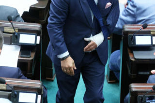 Poseł Paweł Śliz miał wypadek! Z ręką na temblaku pojawił się w Sejmie
