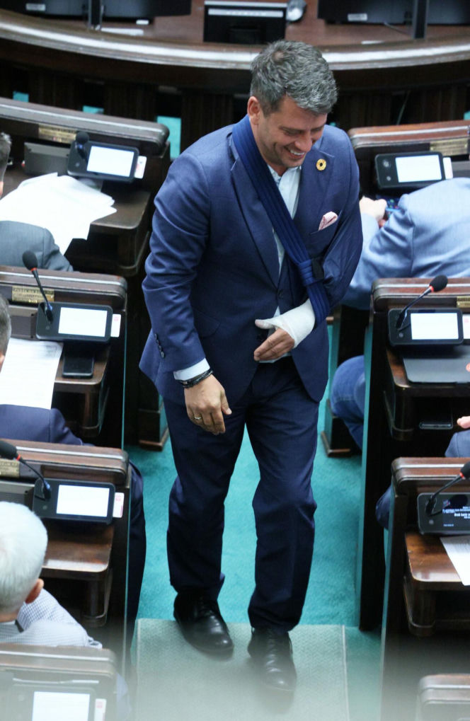 Poseł Paweł Śliz miał wypadek! Z ręką na temblaku pojawił się w Sejmie